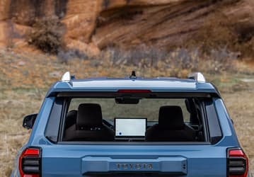 Большой «планшет» на передней панели и опускающееся заднее стекло. Toyota показала новый Toyota 4Runner 2025 на базе Land Cruiser Prado 250