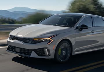 Kia K5 2025 вышла на рынок США подорожавшей и без 1,6-литрового турбированного двигателя — его заменили на 2,5-литровый «атмосферник»
