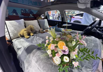 Двуспальная кровать в небольшом автомобиле для тех, у кого нет собственного жилья. Представлен GAC Aion S Max 2024