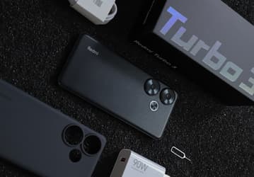 Качественные живые фотографии черного Redmi Turbo 3 и его комплекта поставки показали уже после презентации