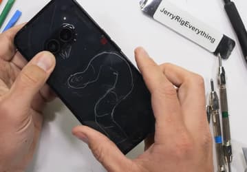 Недорогой, дизайнерский, пластиковый и прочный. До смартфона Nothing Phone (2a) добрался блогер JerryRigEverything 