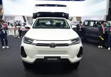 Больше не тук-тук. Совершенно новый Toyota Hilux Revo превратили в маршрутку в Таиланде