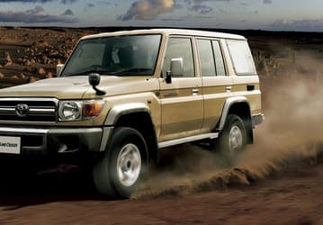 Все такой же неубиваемый и легендарный, но уже немного дороже. Toyota Land Cruiser 70 подорожал в России