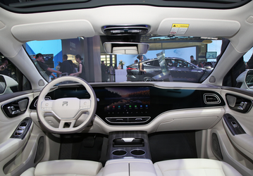 5-метровый полноприводный седан с 43-дюймовым экраном, как у Mercedes, 7.1-канальным звуком, запасом хода более 700 км и огромной скидкой. Седан Feifan F7 вышел в Китае