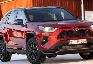 Toyota RAV4 и Mazda CX-5 подорожали на 1 млн рублей, Geely Coolray — 350 тыс. Так изменились цены на популярные кроссоверы за 2 года санкций