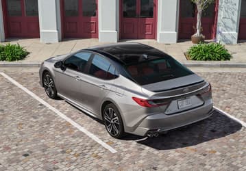 Новейшая Toyota Camry 2025 оказалась не только технологичнее и экономичнее, но и дешевле предшественника в США
