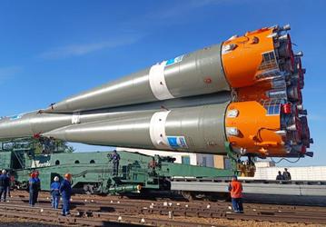 Ракета с грузовым кораблём «Прогресс МС-27» установлена на стартовый комплекс Байконура