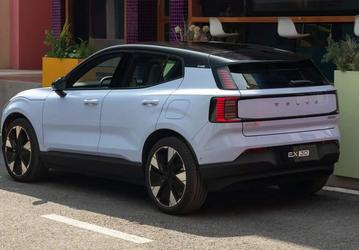 Представлен самый маленький кроссовер Volvo. Это первый автомобиль с саундбаром Harman/Kardon по всей ширине приборной панели