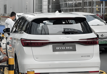 Новую версию BYD M6 впервые показали вживую
