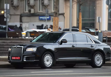 Aurus Senat дороже 40 млн рублей пополнил скромный автопарк из Chevrolet Cruze и старых иномарок посольства Ливии в Москве