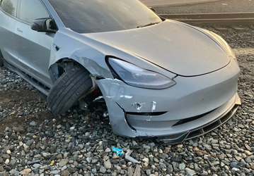 «Слона-то я и не приметил». Tesla на автопилоте чуть не протаранила поезд, водитель среагировал в последний момент