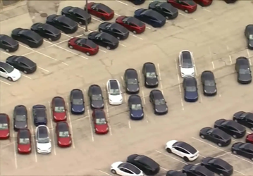 Раскрыта тайна сотен Tesla, припаркованных на стоянке закрытого торгового центра. В сервисном центре компании попросту не хватает мест
