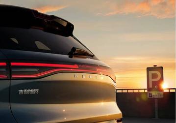 Роскошный Geely за $20 800, копирующий Porsche Macan и Mercedes-Benz EQC. Новый кроссовер Galaxy E5 показали внутри и снаружи