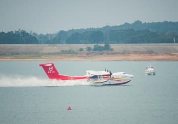 Китайский самолёт-амфибия AG600 прошёл испытания по спасению на воде