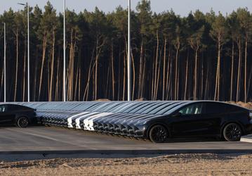 Tesla выпускает гораздо больше машин, чем может продать: они заполнили парковки заводов, торговых центров и аэропортов