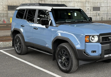 Один из первых Toyota Land Cruiser 2024 года уже появился на аукционе: цена пока даже ниже рекомендованной