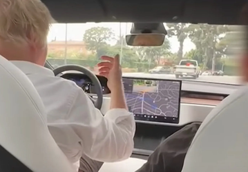 «Я удивлен, насколько все работает хорошо», — Борис Джонсон испытал Tesla FSD и заявил, что будущее за беспилотными машинами