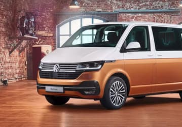 В продаже в России появились новые Volkswagen Multivan, Caravelle, Transporter и Crafter. Крупный дилер привёз более 100 машин, все они — немецкого производства