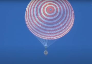 Китайские астронавты вернулись на Землю после 6-месячной миссии на космической станции