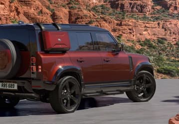 Представлен Land Rover Defender 2024. Культовый внедорожник получил новый мотор и улучшенное оснащение