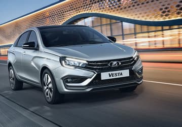 Новая проблема с Lada Vesta: владельцы жалуются на протекающие зеркала, через которые вода попадает прямо в салон