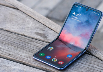 Президент Xiaomi перешел на новый смартфон. Вероятно, это Xiaomi Mix Flip