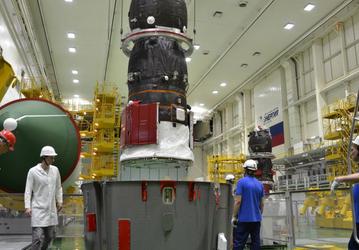 Грузовой корабль «Прогресс МС-27» соединили с переходным отсеком