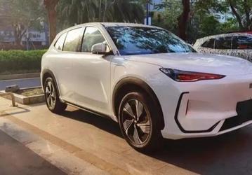 Новейший кроссовер Geely Galaxy E5 впервые засняли вживую и без камуфляжа. Он построен на платформе Volvo EX30