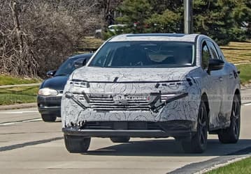 Совершенно новый Nissan Murano впервые засняли на фото. Он получит дизайн в духе кроссоверов Ariya и Kicks, а также 9-ступенчатый «автомат»