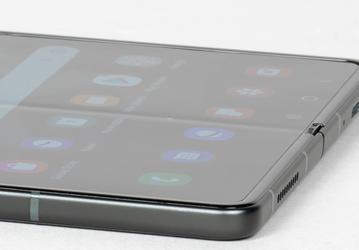 Чтобы избавиться от складки в Galaxy Z Fold6 компания Samsung использует толстое ультратонкое защитное стекло