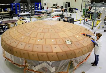 У NASA явно проблемы с тепловым щитом космического корабля Orion. Управление показало состояние защиты после первого полёта миссии Artemis
