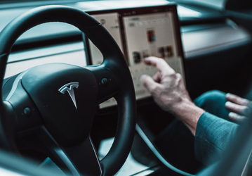 Tesla отзывает более 125 тысяч авто из-за проблем с ремнями безопасности