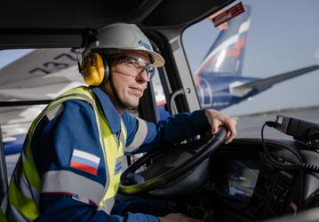 В Шереметьево заработал первый в России электромобиль-топливозаправщик