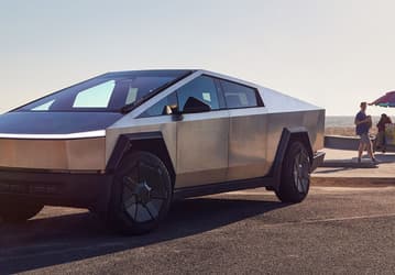 Европейские пограничники не хотели пропускать Tesla Cybertruck в Россию, так как увидели в машине «скрытый военный потенциал»