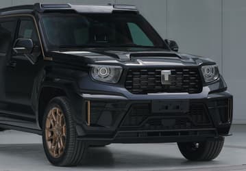 Tank 700 Hi4-T сравнили с Rolls Royce Cullinan, сравнение оказалось не в пользу последнего. Глава Great Wall Motor поработал продавцом в новом магазине