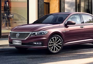 Просторный седан Volkswagen, аналог Lada Aura, сильно подешевел с России. Стоимость Volkswagen Lavida с 6-ступенчатым «автоматом» упала до 2,36 млн рублей