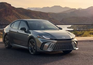 «Допы» — не только российская история. Дилеры в США продают Toyota Camry 2025 с наценкой до 5 тыс. долларов, прося доплату за USB-кабель и защиту кромок дверей
