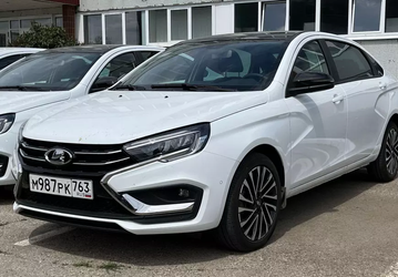 Белые лимузины Lada Aura с новыми дисками и передними парктрониками впервые показали вживую