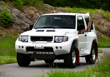 За уникальный Mitsubishi Pajero Evolution идут торги