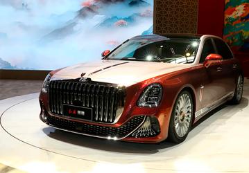 Представительский седан Hongqi L1 попробует заменить Mercedes-Benz S-класса в России. А ещё появится семиместный внедорожник Hongqi HS7, специально адаптированный для России