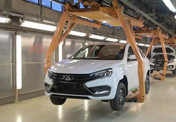 АвтоВАЗ усовершенствовал сборку Lada Vesta: появился отдельный робот для укладки в багажник запасного колеса
