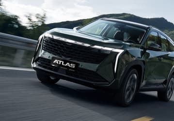 В России стартовали продажи полноприводного Geely Atlas. Он получил 200-сильный турбомотор и 8-ступенчатый «автомат»