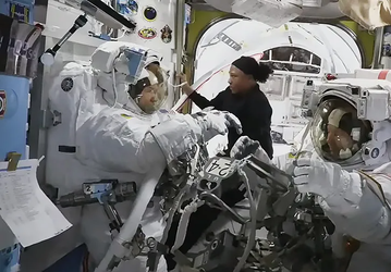 Астронавты NASA вернулись на МКС из-за проблемы со скафандром: выход в открытый космос отменён после открытия люка