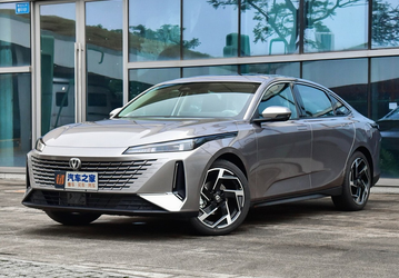 Замена Toyota Camry и конкурент Chery Arrizo 8 всё дешевле в России. Сколько просят за седан Changan Lamore