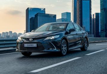Toyota Camry и Kia K5 заметно подешевели в России за последние полгода. Стало известно, как изменились цены на трехлетние бизнес-седаны в России с начала 2024 года