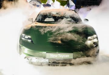 В Казахстане стартовали продажи новейшего Porsche Taycan — он в два раза дешевле, чем в России