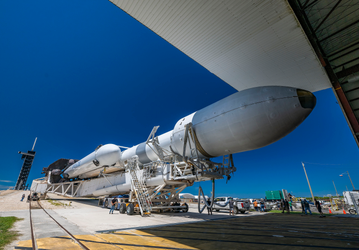 Огромную ракету SpaceX Falcon Heavy доставили на стартовую площадку перед десятым запуском. Но шансы на старт невысоки