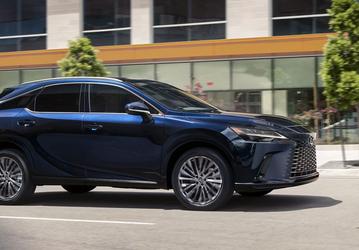 В России начали продавать надежный японский кроссовер Lexus RX 2024. Он доступен в четырех комплектациях и с полным приводом