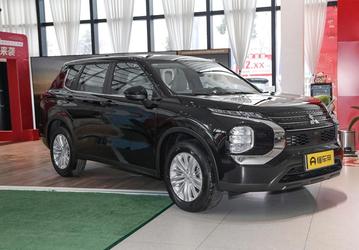 «У нас период летних скидок». Дилеры снизили цены на Mitsubishi Outlander и Mitsubishi Xpander Cross