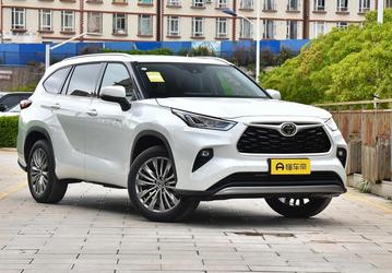 Toyota Highlander подешевел в России. За месяц с небольшим популярный кроссовер стал доступнее на 500 тыс. рублей